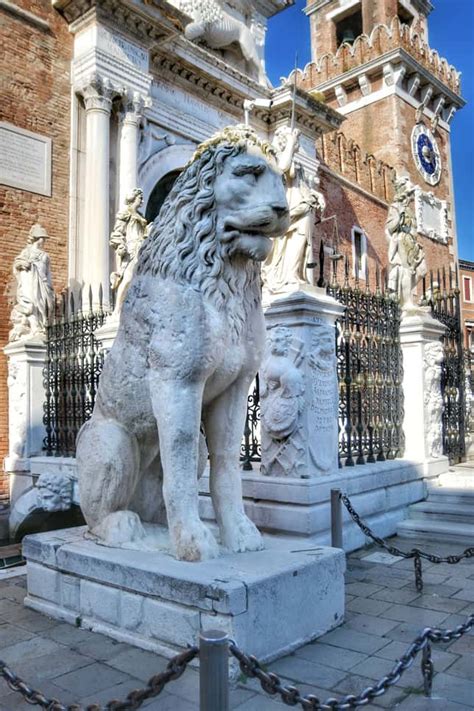 La colonna commemorativa con il leone di San Marco sul lungomare di Fertilia
