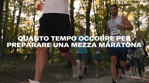 Genitore che corre felice spingendo un passeggino da running in un parco