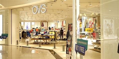 Famiglia che seleziona abbigliamento neonato in negozio OVS