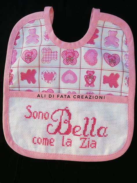 bavaglino ricamato con frase personalizzata