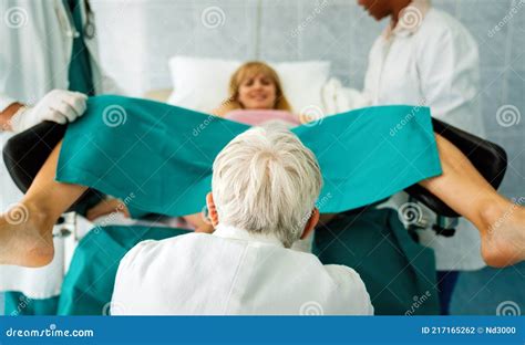 Un medico virtuale che assiste un parto in ospedale