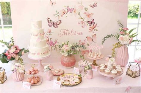 Tavolo battesimo bimba allestito con toni pastello e decorazioni floreali