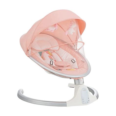 un genitore che sposta facilmente una sdraietta portatile
