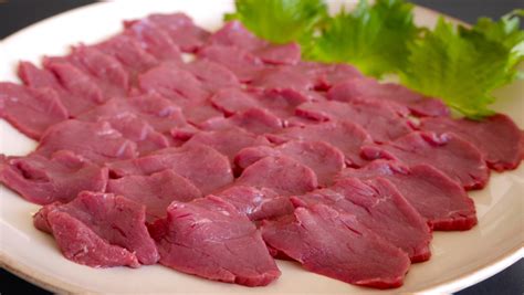 Carne di cavallo cruda tagliata a pezzi