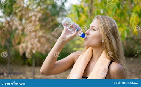 Donna che beve Gatorade con un sorriso