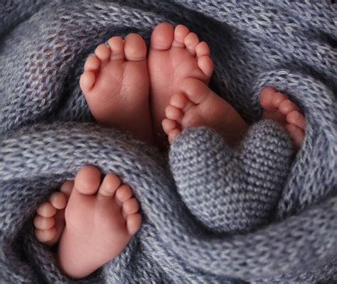 Neonato con mani e piedi freddi