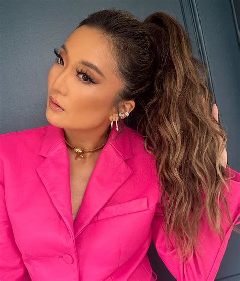 bambina con coda di cavallo alta e fiocco