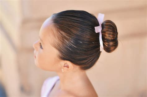 bambina con chignon da ballerina