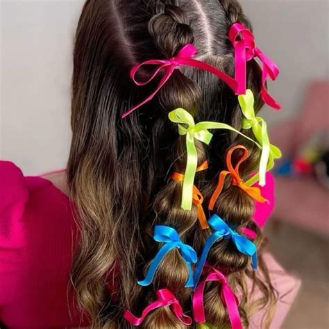 bambina con acconciatura con fiocchi colorati