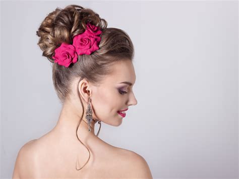 una selezione colorata di accessori per capelli su un tavolo di legno