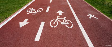 Bambino che pedala in sicurezza su una pista ciclabile