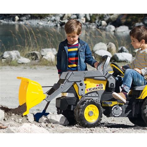 Bambini che giocano con Peg Perego Maxi Excavator