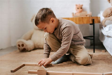 Un bambino che gioca con un cavallo di legno in giardino