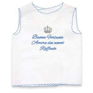 Bambino che indossa una camicina della fortuna