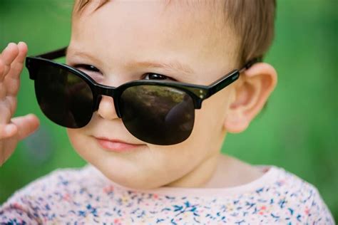 Bambino con occhiali da sole che sorride
