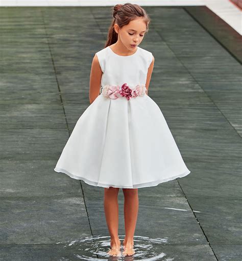 Bambini in abiti eleganti da cerimonia