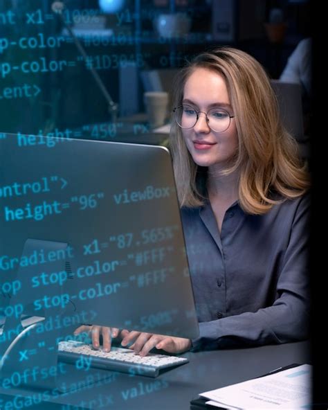 Una mamma professionista che sorride davanti al suo computer in un ambiente lavorativo accogliente