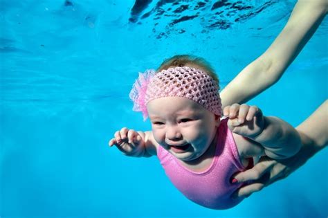 Neonato che piange tra le braccia di un genitore