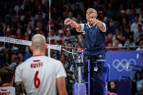 Arbitro che fischia una partita di pallavolo