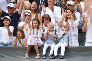 Roger Federer in campo con la famiglia