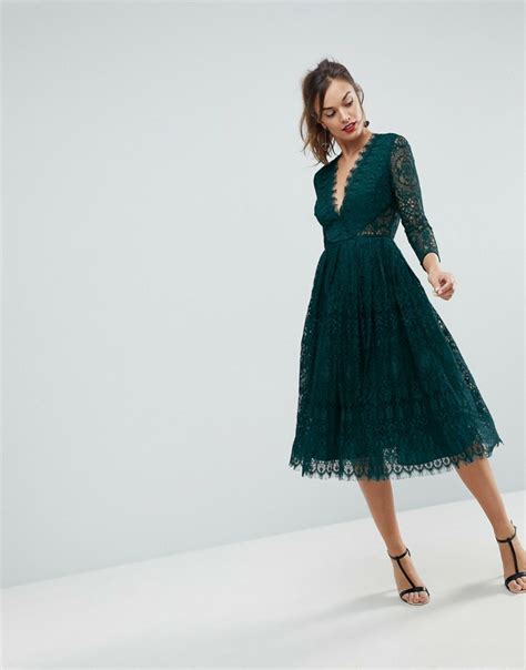 Esempio di abito midi elegante adatto a una cerimonia religiosa