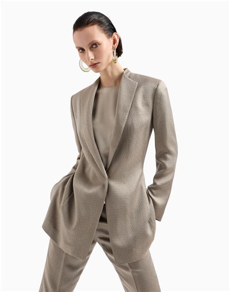 Madrina in tailleur moderno e accessori minimalisti