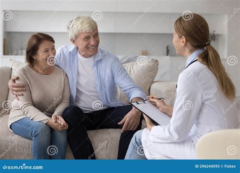 coppia che parla con medico