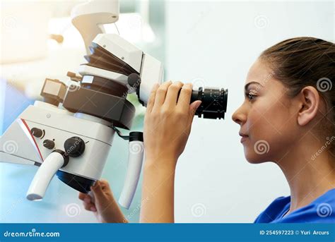 Microscopio che osserva campioni vaginali