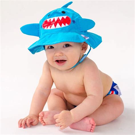 Bambino con costumino contenitivo e cappellino