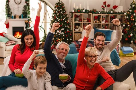 Famiglia in attesa con un'ostetrica che spiega