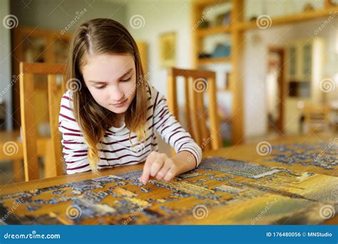 Bambino che assembla un puzzle con pezzi grandi