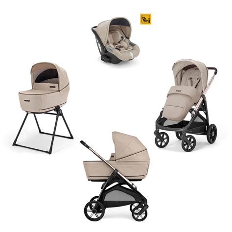 Famiglia che passeggia con trio Inglesina