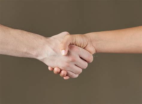 Mani che si stringono e si lasciano
