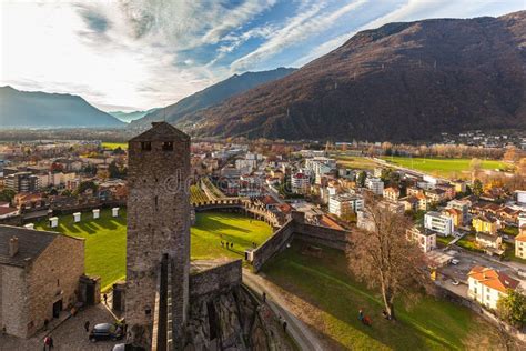 veduta aerea panoramica del Castelgrande e della cinta muraria