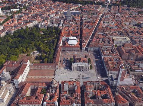Veduta aerea di Piazza Castello a Torino con Palazzo Reale e Palazzo Madama