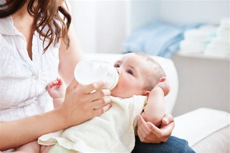 Bambino che viene allattato con un biberon
