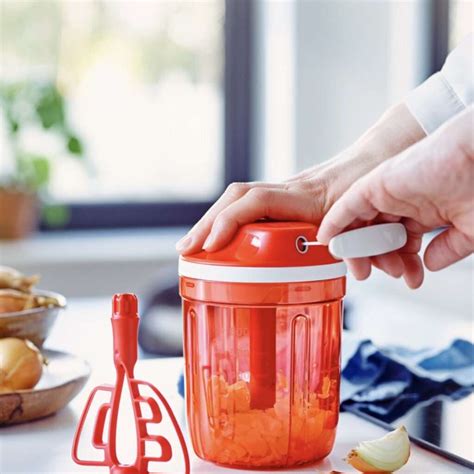 Tupperware SuperSonic Chopper Tall in azione con verdure
