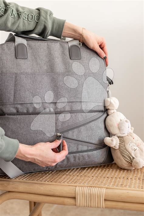 Bambino che gioca con una borsa fasciatoio