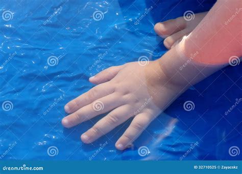 Bambino sorridente immerso in acqua colorata di blu