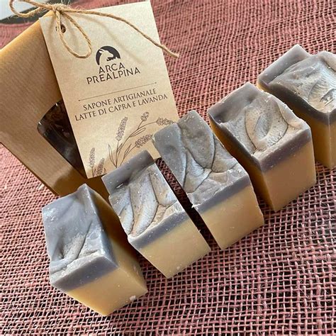 Selezione di saponi artigianali al latte d'asina con ingredienti naturali come miele e malva