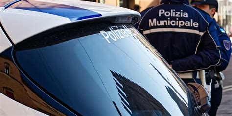 Parto d'emergenza assistito da un agente della polizia municipale