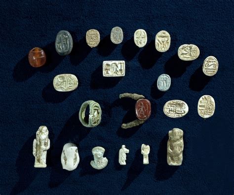 Collezione di amuleti e figurine di Astarte dall'Egitto