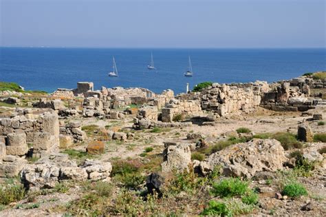 Stele votiva dal tofet di Tharros, Sardegna, con simboli della dea