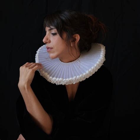 dettaglio degli spilli che tengono uniti gli strati di stoffa e imbottitura