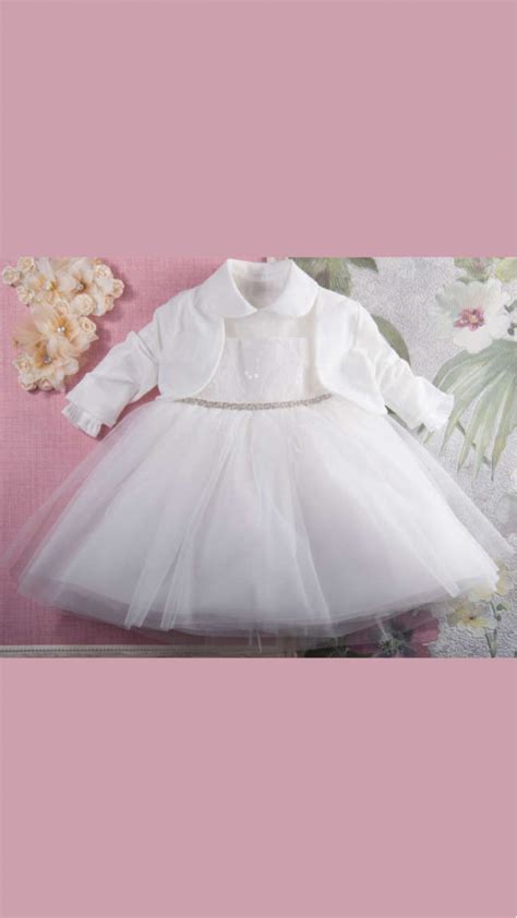 Bambina vestita da principessa per battesimo