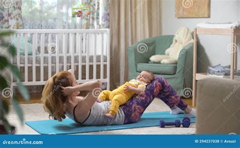 Mamma che fa esercizi post-parto con il suo bambino