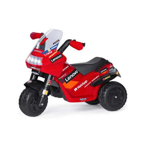 Ruote con battistrada in gomma di una moto Peg Perego su terreno sconnesso