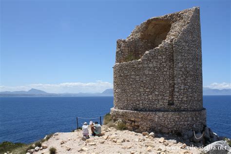 Torre di Capo Rama con il mare sullo sfondo