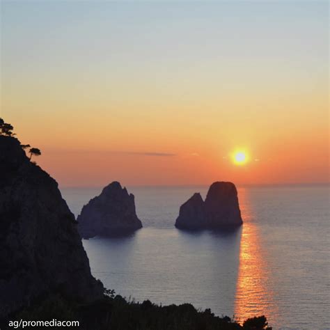 Spiaggia della Praiola al tramonto con i faraglioni