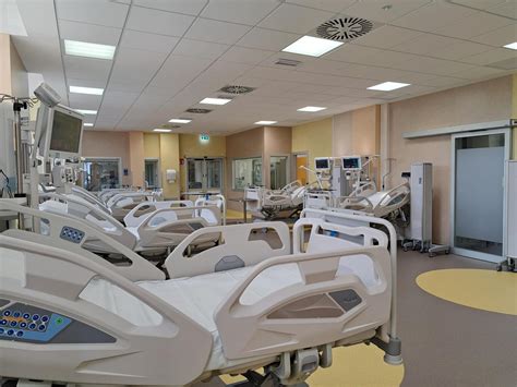 personale medico in un reparto di terapia intensiva